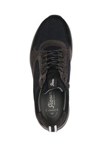 Zwarte suede sneakers met grijze accenten, ronde veters en een zijrits. Bevat een platte rubberen zool en textielvoering met branding aan de binnenzijde.