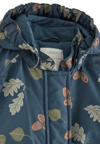Mørkeblå jakke med blomsterdesign, der viser agern og blade, blød fleece-foring, samlet hætte og sikre lukninger.