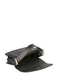 Borsa in pelle nera con una finitura texturizzata, forma piatta, tracolla regolabile e accessori in oro, presenta un flap aperto e un compartimento interno.