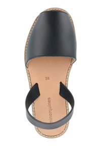 Svart lädersandal med rund tå, justerbar rem och vadderad beige innersula. Sytt detaljer och storleksmärke synligt.