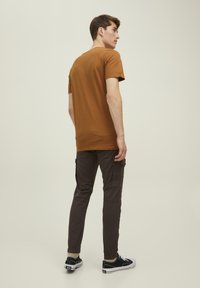 Jack & Jones Pantaloni cargo - marrone