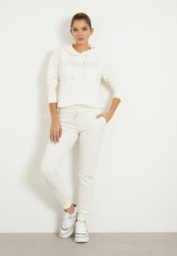 Guess FRONTLOGO STRASS - Felpa con cappuccio - weiß