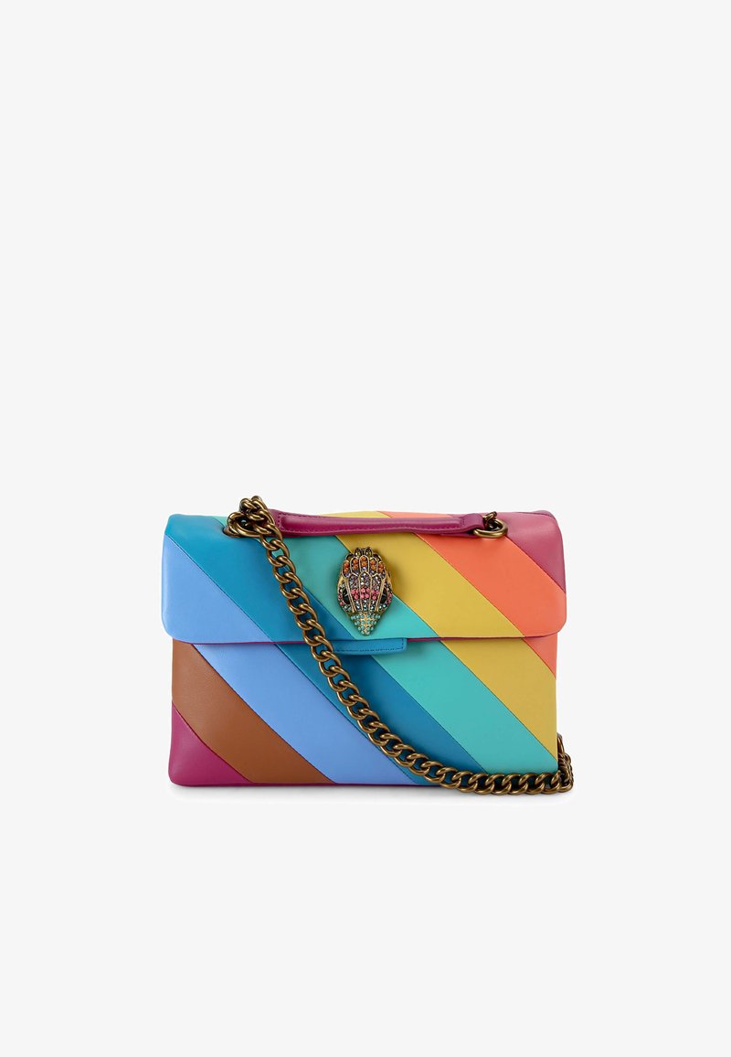 Sac à main en cuir multicolore avec des rayures diagonales en bleu, rose, jaune et marron. Doté d'un fermoir au design orné de bijoux et d'une bandoulière en chaîne dorée.