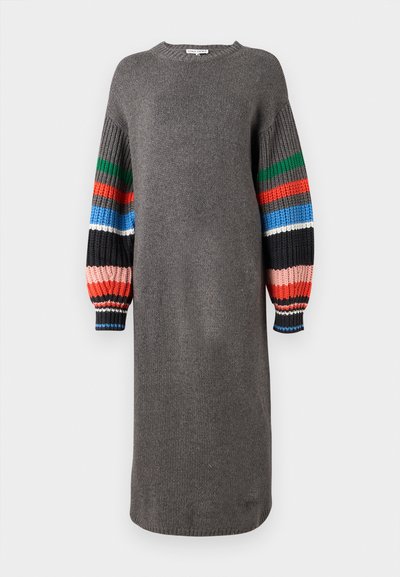 Vestido de malha cinza com um corte reto. Apresenta mangas balão coloridas, tricotadas em riscas de azul, verde, vermelho, rosa e preto.