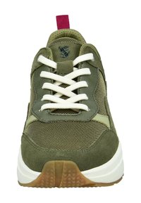 Olivgrüner Sneaker mit weißen Schnürsenkeln, Mesh- und Wildlederdetails, rotem Ziehband, Gummisohle und schwarzem Logo auf der Zunge, Frontalansicht.