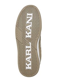 Suola delle scarpe in gomma beige con motivo a zigzag; presenta il logo bianco "KARL KANI" in rilievo ben visibile.