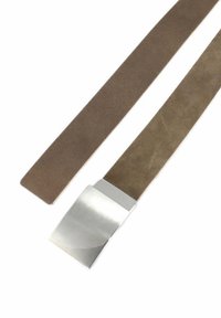 Brauner Wildledergürtel mit einer matt silbernen Metallschnalle. Der Gürtel ist flach und glatt mit einer leicht strukturierten Oberfläche in der Nähe der Schnalle.