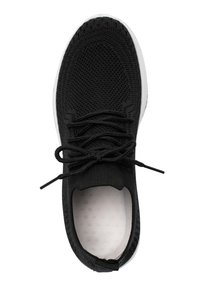 Scarpe atletiche nere in maglia con tomaia texturizzata, dotate di lacci neri, suola bianca e soletta grigia parzialmente visibile.