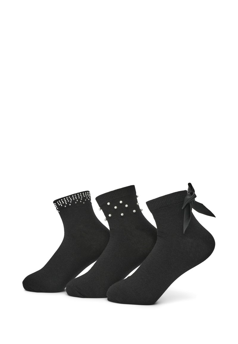 Zestaw czarnych skarpetek ankle z dekoracyjnymi akcentami: jedna z dżetami, jedna z perłowymi ozdobami, a jedna z kokardką.