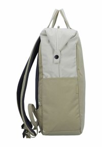 Beige und grauer Rucksack mit einem Reißverschluss oben, verstellbaren gepolsterten Trägern, strukturiertem Stoff und einer Seitentasche. Verfügt über einen Knopfverschluss.