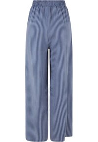 Pantalons larges bleus à motif rayé. Comprend une taille élastique et une texture lisse. Le tissu semble léger et respirant.