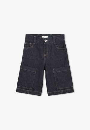 Shorts cargo en denim foncé avec deux poches latérales, surpiqûres jaunes contrastantes et braguette zippée. Présente une étiquette sur la ceinture.