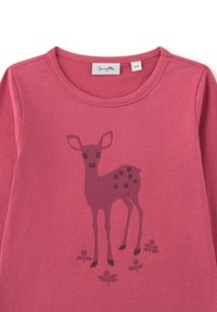 Rosa Langarmshirt mit rundem Ausschnitt, das eine dunkelrosa Hirschillustration mit Flecken und Blumen darunter zeigt. Glatte, baumwollartige Textur.