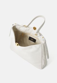 Borsa a mano bianca in pelle con due manici, hardware dorato, una tasca con zip interna e un'etichetta con logo. Texture liscia e design minimalista.
