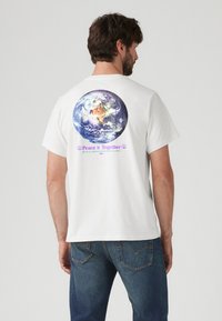 Levi's® RELAXED FIT TEE - Tricou cu imprimeu - white
