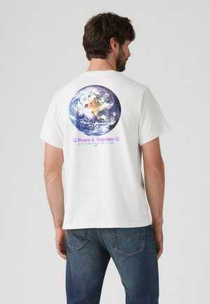 Levi's® RELAXED FIT TEE - Triko s potiskem - white