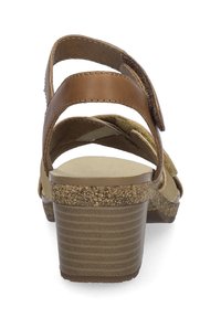 Bruine leren sandalen met meerdere banden, een kurk-textuur hak en een gevoerd voetbed. De hak is ongeveer 6,5 centimeter hoog.