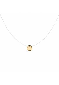 Ciondolo color oro su una collana sottile in filo trasparente. Il ciondolo è circolare con una superficie liscia, che riflette la luce in modo sottile. Design minimalista.