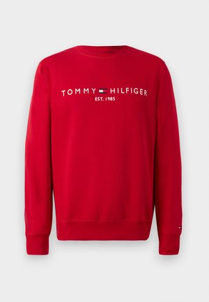 Červená mikina s dlouhými rukávy, kulatým výstřihem, s bílým vyšívaným nápisem "TOMMY HILFIGER EST. 1985" a malým logem na rukávu.