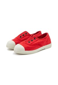 Piros vászon slip-on cipők, fehér gumitappal és szellőző lyukakkal. Texturált felület és alacsony profilú dizájn.