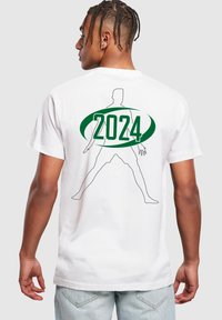 Hvit bomulls T-skjorte med en grønn kontur silhuett og "2024" tekst på baksiden. Rund hals, korte ermer, avslappet passform.