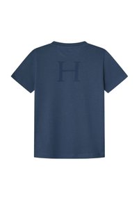 Tamnoplava majica kratkih rukava s velikim, suptilnim tamnim slovom "H" otisnutim na gornjem dijelu leđa.