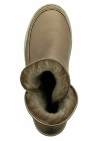 Braunes Lederboot mit einer weichen Fellfütterung, runder Öffnung und weißer Sohle. Das Obermaterial hat eine glatte Oberfläche mit gesteppten Details.