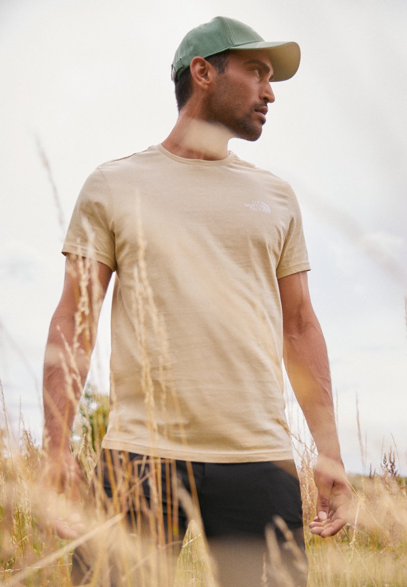 The North Face SIMPLE DOME TEE - Marškinėliai su spaudiniu - gravel/white