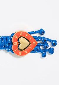 Bracciale in corda intrecciata blu con un ciondolo a forma di cuore rosso con dettagli dorati e le lettere "BAYL" incise.