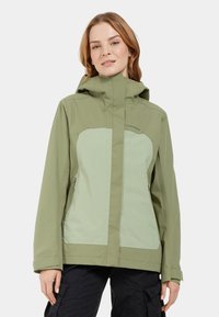 Veste imperméable verte avec un panneau vert plus clair, une capuche et des poches latérales zippées. Texture lisse, design pratique pour une utilisation en extérieur.