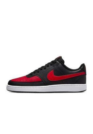 Sneaker nera in pelle con accenti rossi e un logo riconoscibile, caratterizzata da una tomaia texture, punta tonda e suola in gomma bianca.