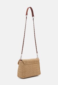 Borsa a tracolla rettangolare beige intrecciata con patta ripiegabile e lunga tracolla in pelle marrone con catena in argento.