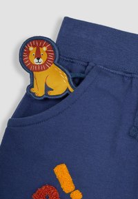 JoJo Maman Bébé APPLIQUE IN POCKET - REGULAR FIT - Tepláky - indigo blue lion