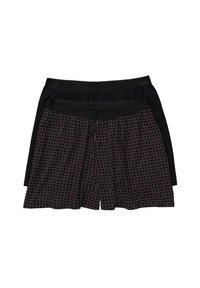 Drie shorts; één effen zwart, twee met een gemusterd ontwerp van rode en witte vierkanten op een zwarte achtergrond. Elastische taillebanden.