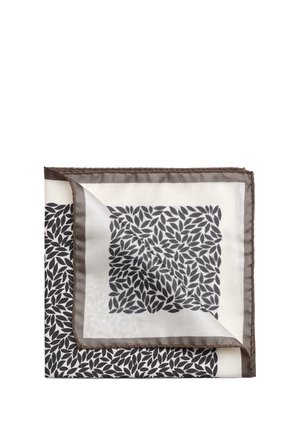 Foulard en soie présentant un motif de feuilles noires sur fond crème, bordé d'une finition marron foncé. Le coin plié dévoile des détails du design.