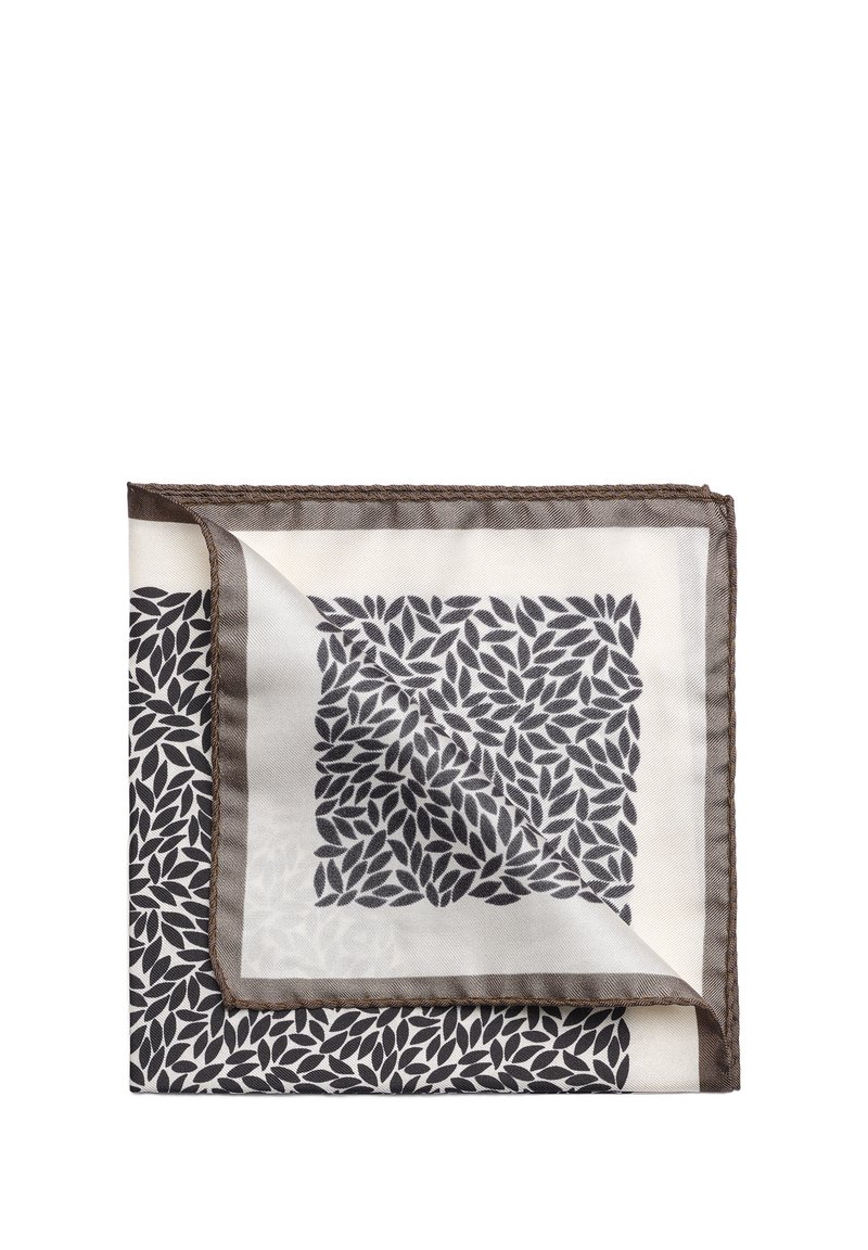 Foulard di seta con un motivo di foglie nere su sfondo crema, bordato con un bordo marrone scuro. L'angolo piegato rivela i dettagli del design.