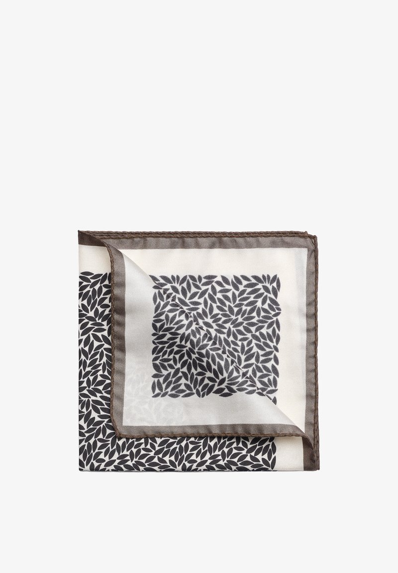 Silkkihuivi, jossa on musta lehtikuvio vaalean kermanvärisellä taustalla, reunustettuna tummanruskealla trimmauksella. Kulmapainatus paljastaa suunnittelun yksityiskohtia.