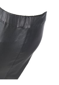 Zwarte leren rok met een gestructureerd oppervlak, voorzien van een gather-elastische tailleband en een aansluitend design. Glad, sleek afwerking.