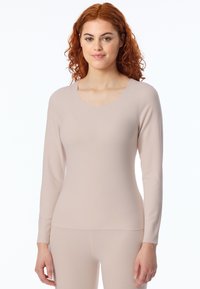 Langärmliges Oberteil aus beigem, dehnbarem Stoff mit weitem Rundhalsausschnitt. Figurbetontes Design mit glatter Textur, geeignet zum Schichten oder für sportliche Aktivitäten.