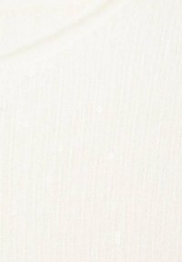 Tela blanca acanalada con una textura suave, que presenta patrones sutiles y un acabado liso, adecuada para su uso en ropa o textil.