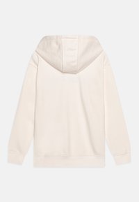 Jasnobeżowa bluza z kapturem o gładkiej fakturze, z kieszenią kangurka oraz ściągaczami na mankietach i na dole. Prosty wzór na plecach.