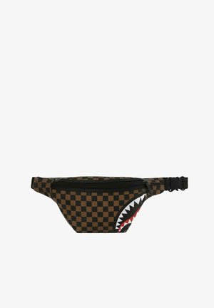 Riñonera de tablero de cuadros marrón con cremallera negra, que presenta un gráfico de boca de tiburón en blanco y rojo a lo largo del lateral. Incluye una correa ajustable.