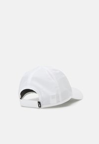 Weißer Cap aus leichtem Stoff mit gebogenem Schirm, Netzpaneelen für Atmungsaktivität und einem verstellbaren Rückengurt. Mit kleinem Logo.