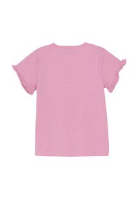 Lyserød t-shirt med korte ærmer og flæser, lavet af blødt stof, med et subtilt struktureret mønster og rund halsudskæring.