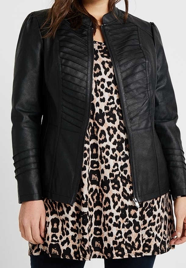 Zwarte faux leren jas met geribbelde details op de schouders en aan de voorkant, met een getailleerde silhouette en ritssluiting, gelaagd over een top met luipaardprint.