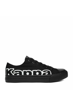 Sneaker nero basso con lacci neri, suola in gomma e grande logo bianco "Kappa" stampato sul lato.