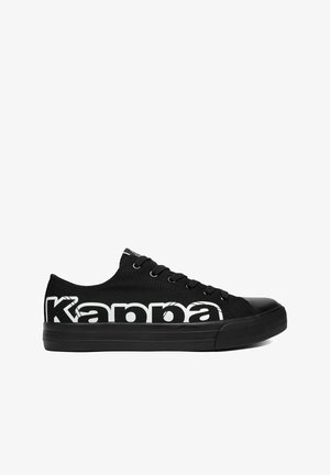 Sneaker nero basso con lacci neri, suola in gomma e grande logo bianco "Kappa" stampato sul lato.