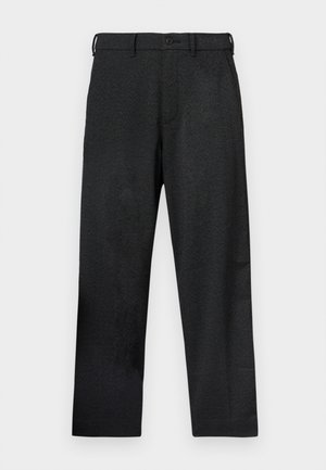 Pantaloni negri dintr-un material texturat, cu croială dreaptă, buzunare frontale și închidere cu nasture la talie.