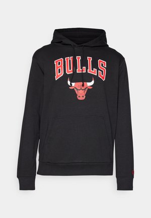 Czarna bluza z kapturem z przednią kieszenią kangurką, z czerwonym napisem "BULLS" i grafiką byka. Wykonana z miękkiego materiału, z prążkowanymi mankietami.
