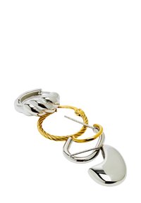 Trzy metalowe kolczyki w kształcie obręczy: jeden w srebrnym, skręconym wzorze, jeden ze złotego, skręconego drutu oraz jeden gładki, wypolerowany w kształcie srebrnym.